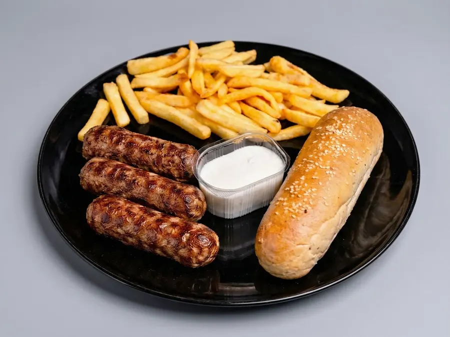 Mici cu cartofi și sos